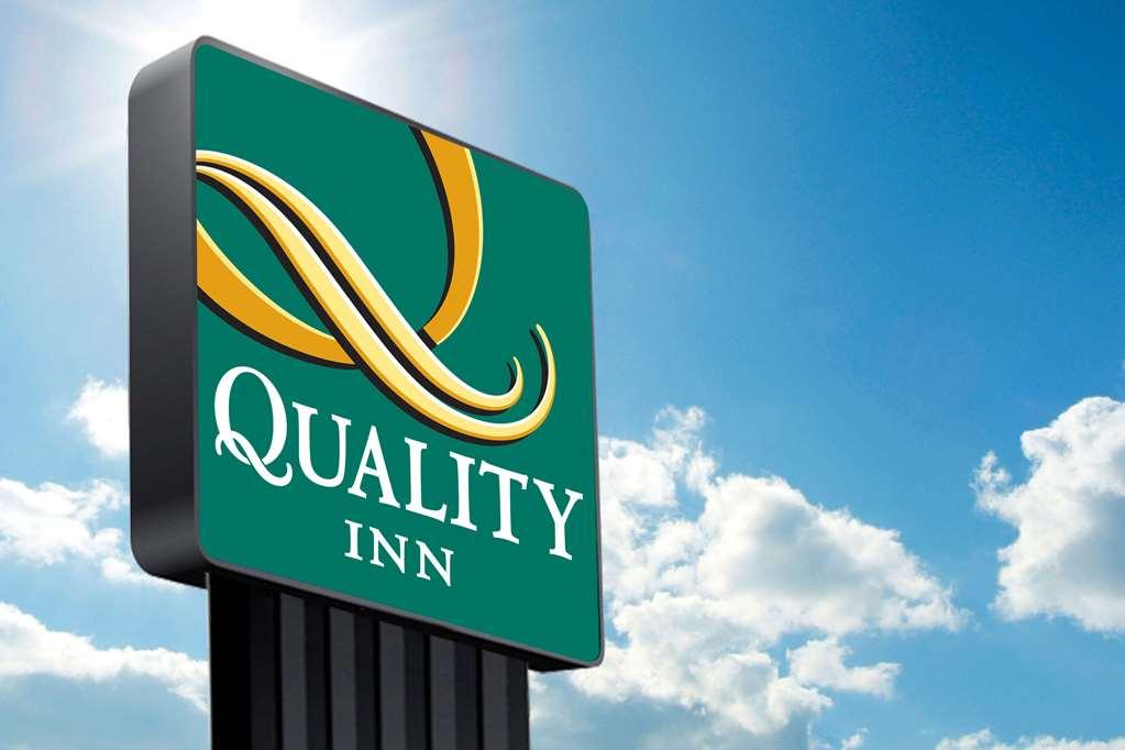 Quality Inn Middleburg Heights Exterior photo