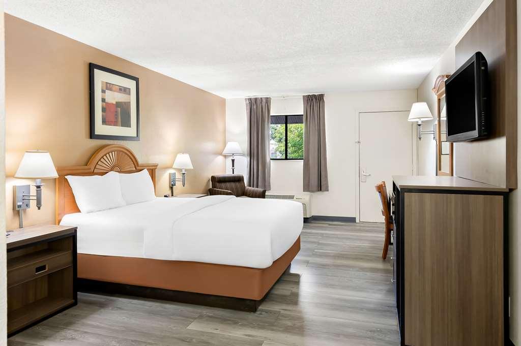 Quality Inn Middleburg Heights Room photo