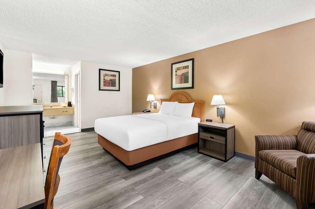 Quality Inn Middleburg Heights Room photo