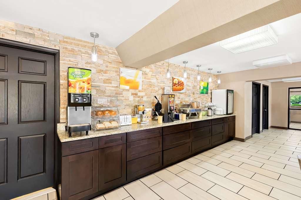 Quality Inn Middleburg Heights Restaurant photo