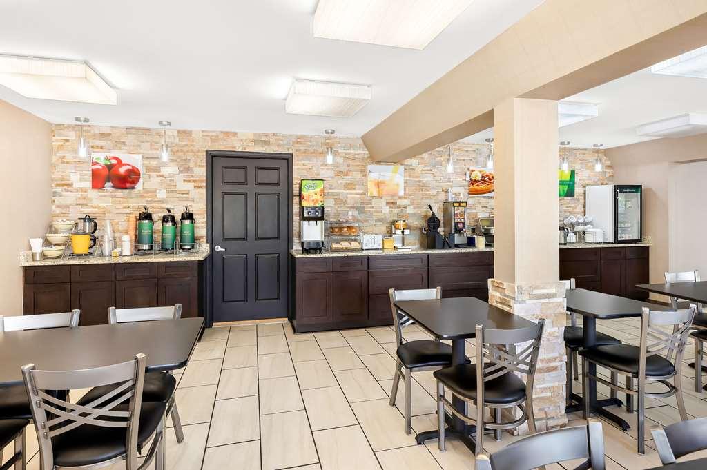 Quality Inn Middleburg Heights Restaurant photo